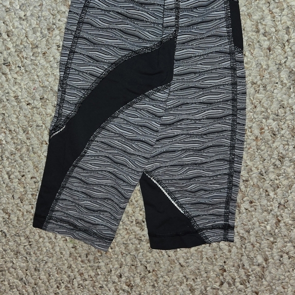Lululemon Inspire II Tight Legging Black Print Women's Size 6 Luxtreme Run - Picture 6 of 8